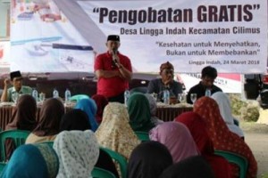 Cabup Acep saat pengobatan gratis di Lingga Indah 
